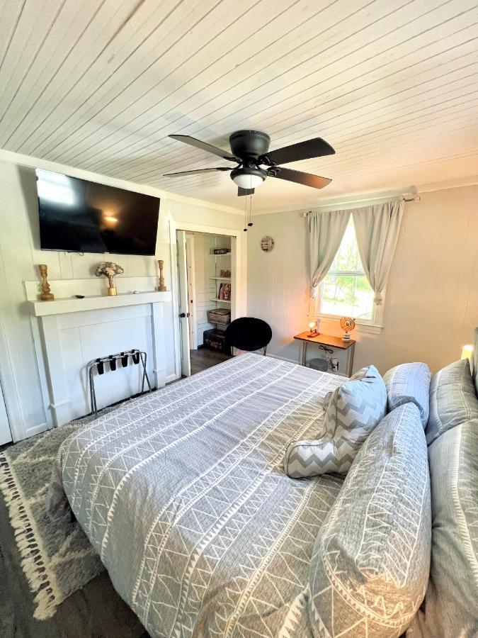 Giggling Creek Cottage - Bedjet! King Sized! Gazebo, 45 Acres, Arcades, Nintendo, More Henry 外观 照片