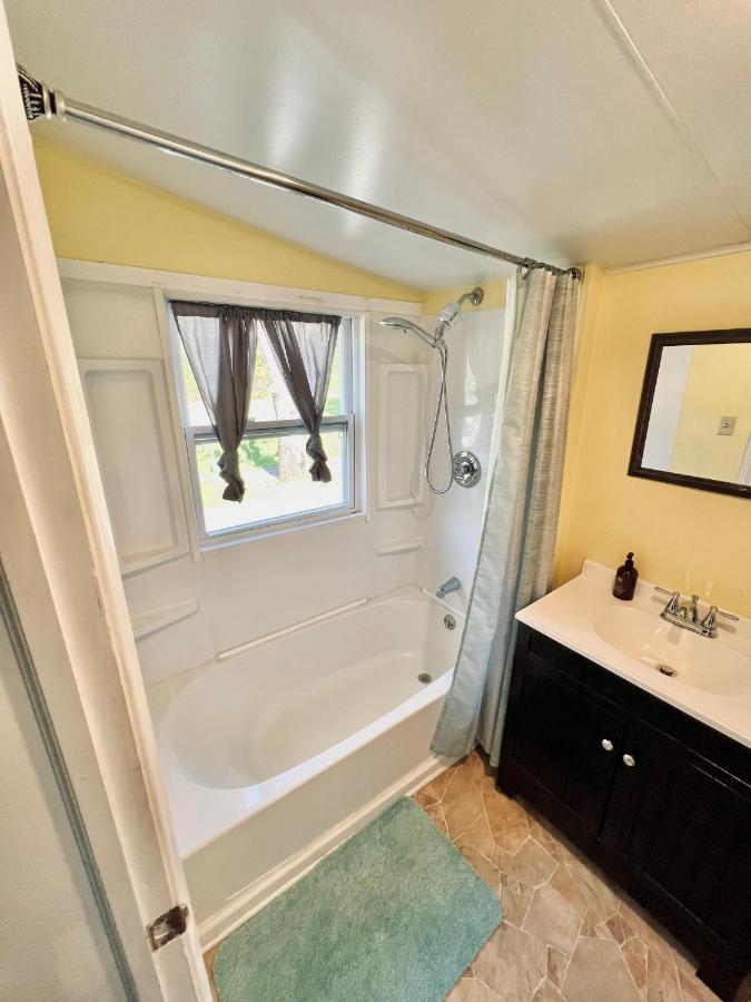 Giggling Creek Cottage - Bedjet! King Sized! Gazebo, 45 Acres, Arcades, Nintendo, More Henry 外观 照片