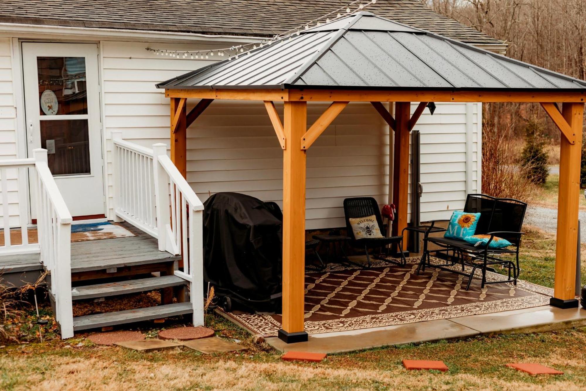Giggling Creek Cottage - Bedjet! King Sized! Gazebo, 45 Acres, Arcades, Nintendo, More Henry 外观 照片