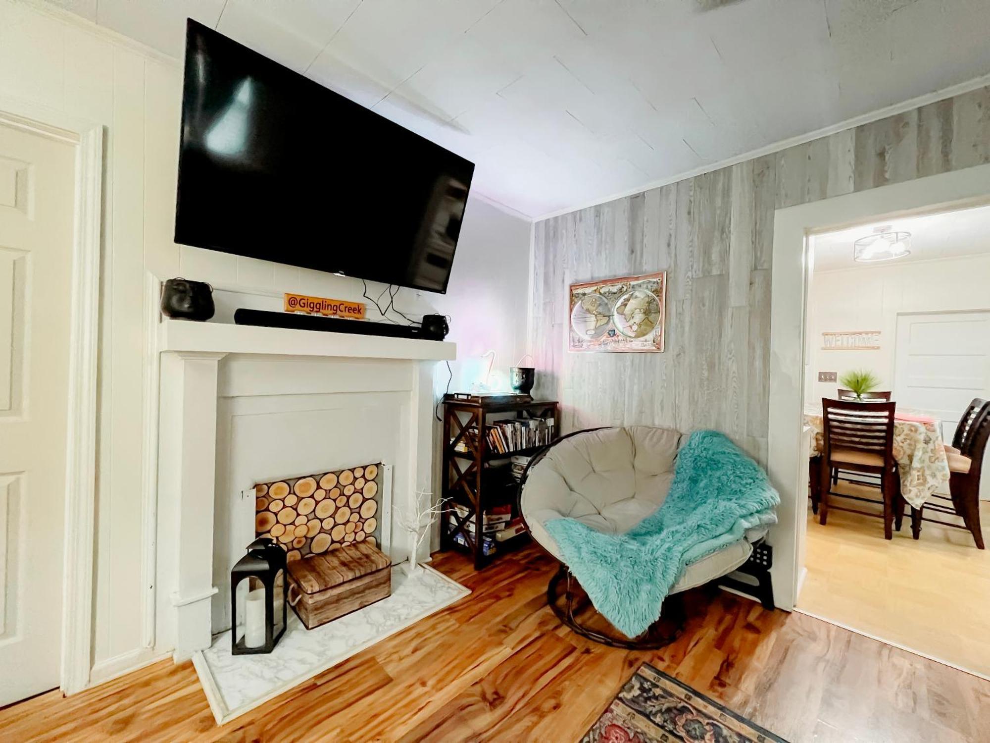 Giggling Creek Cottage - Bedjet! King Sized! Gazebo, 45 Acres, Arcades, Nintendo, More Henry 外观 照片
