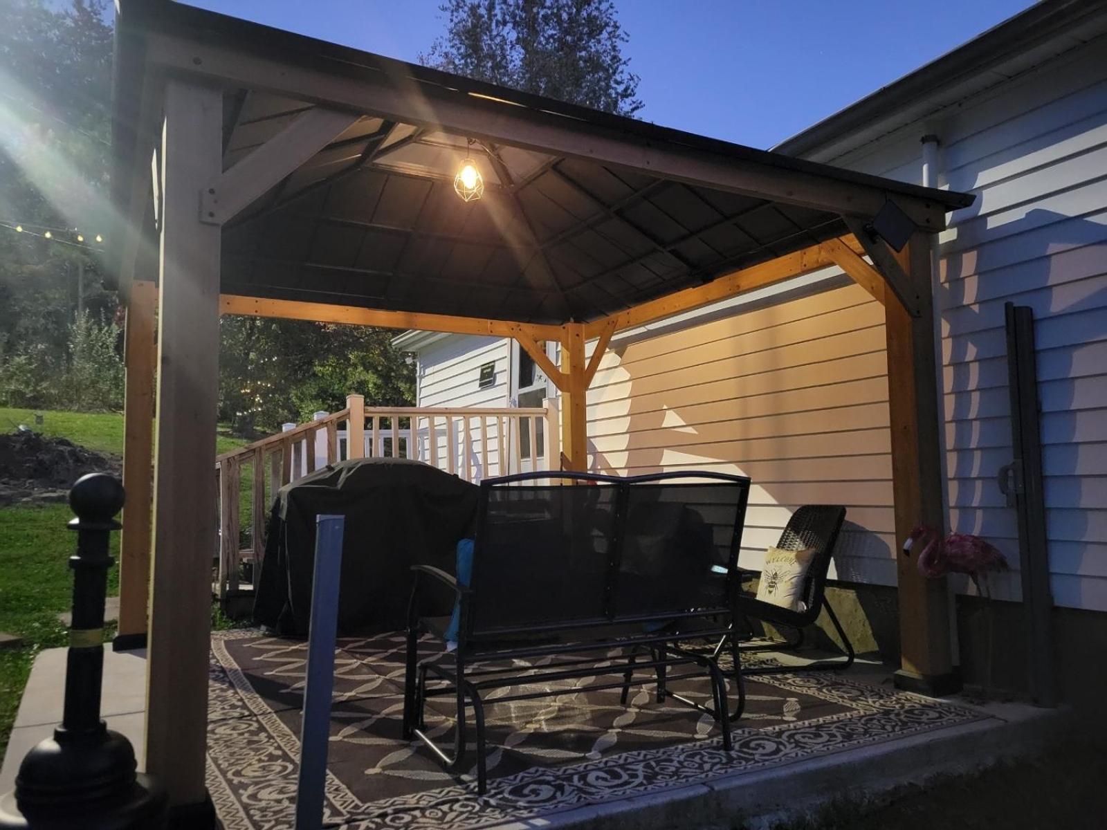 Giggling Creek Cottage - Bedjet! King Sized! Gazebo, 45 Acres, Arcades, Nintendo, More Henry 外观 照片