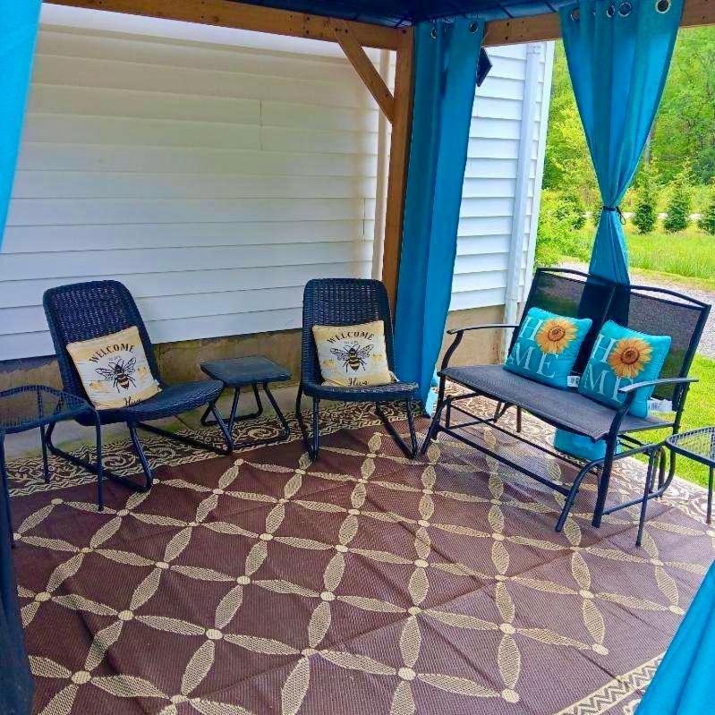 Giggling Creek Cottage - Bedjet! King Sized! Gazebo, 45 Acres, Arcades, Nintendo, More Henry 外观 照片